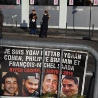 Des gardes républicains devant l'Hyper Cacher de la porte de Vincennes, avant une cérémonie commémorant le 2e anniversaire de l'attentat mortel contre le magasin, le 5 janvier 2017. (Crédit : Christophe Archambault/AFP)