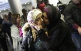 La réfugiée syrienne Baraa Haj Khalaf, à gauche, reçoit un baiser de sa mère  Fattoum Haj Khalaf lors de son arrivée à l'aéroport international  O'Hare International le 7 février 2017 à Chicago, dans l'Illinois. (Crédit : AFP/Joshua Lott)