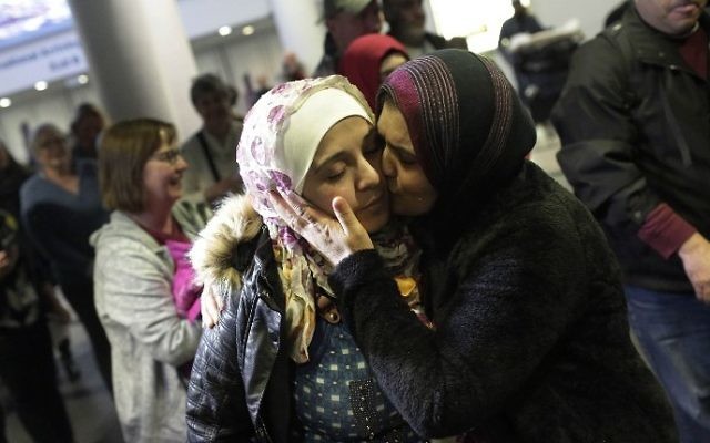 La réfugiée syrienne Baraa Haj Khalaf, à gauche, reçoit un baiser de sa mère  Fattoum Haj Khalaf lors de son arrivée à l'aéroport international  O'Hare International le 7 février 2017 à Chicago, dans l'Illinois. (Crédit : AFP/Joshua Lott)