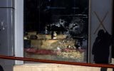 La vitrine brisée du siège du parti néo-nazi Aube dorée, à Athènes, le 31 mars 2017. (Crédit : Angelos Tzortzinis/AFP)