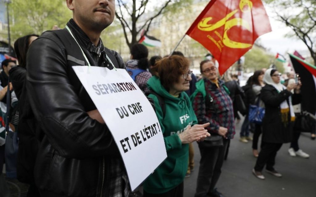 Manifestation pour la "séparation du CRIF et de l'Etat" et pour le boycott d'Israël sur la place du Châtelet, à Paris, le 1er avril 2017. (Crédit : Thomas Samson/AFP) Manifestation pour la "séparation du CRIF et de l'Etat" et pour le boycott d'Israël sur la place du Châtelet, à Paris, le 1er avril 2017. (Crédit : Thomas Samson/AFP)