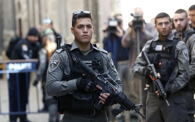 Les forces de sécurité dans la Vieille Ville de Jérusalem après une attaque au couteau qui a fait trois blessés, le 1er avril 2017. (Crédit : Thomas Coex/AFP) Les forces de sécurité dans la Vieille Ville de Jérusalem après une attaque au couteau qui a fait trois blessés, le 1er avril 2017. (Crédit : Thomas Coex/AFP)