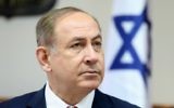Le Premier ministre Benjamin Netanyahu pendant la réunion hebdomadaire du cabinet dans ses bureaux, le 2 avril 2017. (Crédit : Dan Balilty/Pool/AFP)