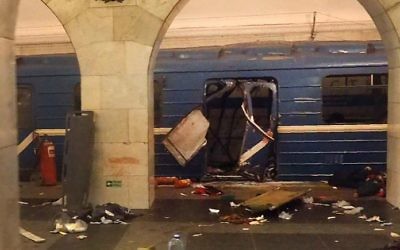 Un wagon de métro soufflé par une explosion à Saint-Pétersbourg, le 3 avril 2017. (Crédit : AFP/STR)