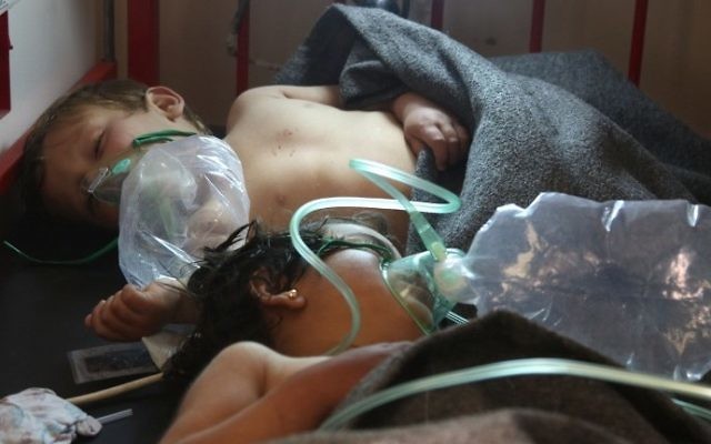 Des enfants syriens soignés après une attaque à l'arme chimique présumée à Khan Sheikhun, une ville tenue par les rebelles de la province d'Idleb, le 4 avril 2017. (Crédit : Mohamed al-Bakour/AFP) Des enfants syriens soignés après une attaque à l'arme chimique présumée à Khan Sheikhun, une ville tenue par les rebelles de la province d'Idleb, le 4 avril 2017. (Crédit : Mohamed al-Bakour/AFP)