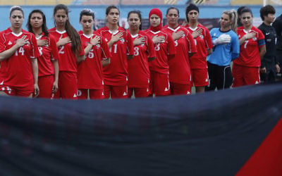 Illustration : L'équipe de football féminine palestinienne pendant le match de qualification  pur la Coupe d'Asie 2018 contre la Thaïlande à al-Ram, en Cisjordanie, le 3 avril 2017. (Crédit : Abbas Momani/AFP)
