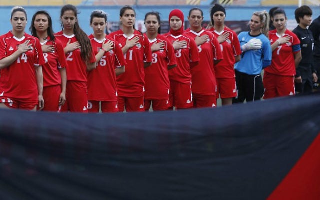 Illustration : L'équipe de football féminine palestinienne pendant le match de qualification  pur la Coupe d'Asie 2018 contre la Thaïlande à al-Ram, en Cisjordanie, le 3 avril 2017. (Crédit : Abbas Momani/AFP)