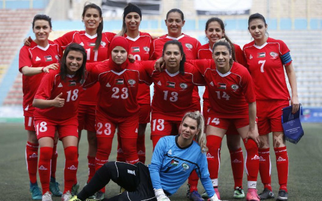 L'équipe de football féminine palestinienne pendant le match de qualification pur la Coupe d'Asie 2018 contre la Thaïlande à al-Ram, en Cisjordanie, le 3 avril 2017. (Crédit : Abbas Momani/AFP) L'équipe de football féminine palestinienne pendant le match de qualification pur la Coupe d'Asie 2018 contre la Thaïlande à al-Ram, en Cisjordanie, le 3 avril 2017. (Crédit : Abbas Momani/AFP)