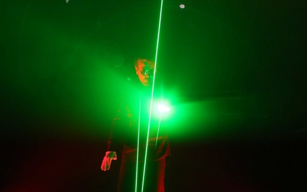 Le concert de Jean-Michel Jarre à la mer Morte, au pied de la forteresse de Massada, le 6 avril 2017. (Crédit : Menahem Kahana/AFP)