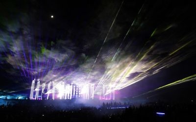 Le concert de Jean-Michel Jarre à la mer Morte, au pied de la forteresse de Massada, le 6 avril 2017. (Crédit : Menahem Kahana/AFP)