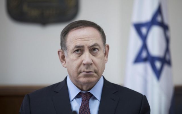 Le Premier ministre Benjamin Netanyahu pendant la réunion hebdomadaire du cabinet dans ses bureaux, à Jérusalem, le 9 avril 2017. (Crédit : Abir Sultan/AFP) Le Premier ministre Benjamin Netanyahu pendant la réunion hebdomadaire du cabinet dans ses bureaux, à Jérusalem, le 9 avril 2017. (Crédit : Abir Sultan/AFP)