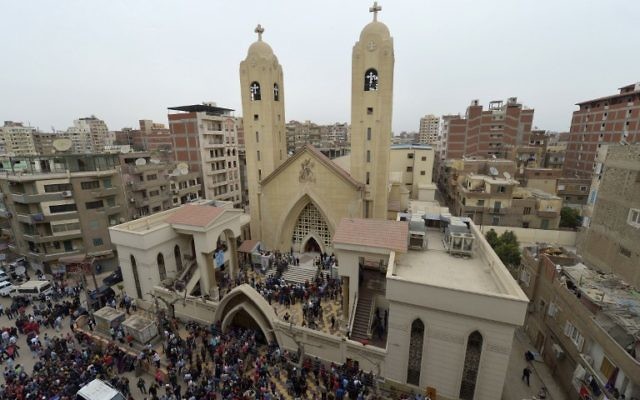 Rassemblement devant l'église Mar Girgis de Tanta, dans le delta du Nil égyptien, après un attentat qui a fait au moins 30 morts le jour du dimanche des Rameaux, le 9 avril 2017. (Crédit : Khaled Desouki/AFP) Rassemblement devant l'église Mar Girgis de Tanta, dans le delta du Nil égyptien, après un attentat qui a fait au moins 30 morts le jour du dimanche des Rameaux, le 9 avril 2017. (Crédit : Khaled Desouki/AFP)