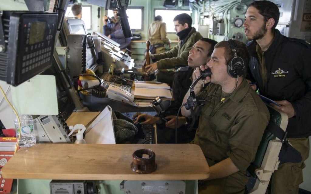 Les soldats israéliens à bord du navire israélien Saar 5 Class Corvette "INS Hanit" participent à la session de formation "Novel Dina 17" en mer Méditerranée le 4 avril 2017. (Crédit : AFP/Jack Guez)