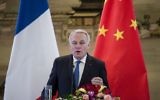 Le ministre français des Affaires étrangères, Jean-Marc Ayrault, lors d'une conférence de presse avec son homologue chinois Wang Yi à Pékin, le 14 avril 2017. (Crédit : Fred Dufour/AFP)