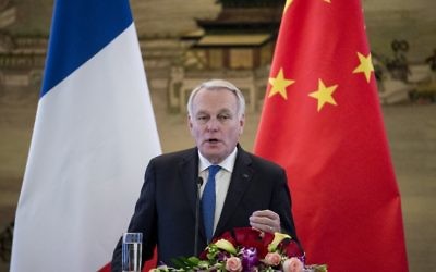 Le ministre français des Affaires étrangères, Jean-Marc Ayrault, lors d'une conférence de presse avec son homologue chinois Wang Yi à Pékin, le 14 avril 2017. (Crédit : Fred Dufour/AFP)