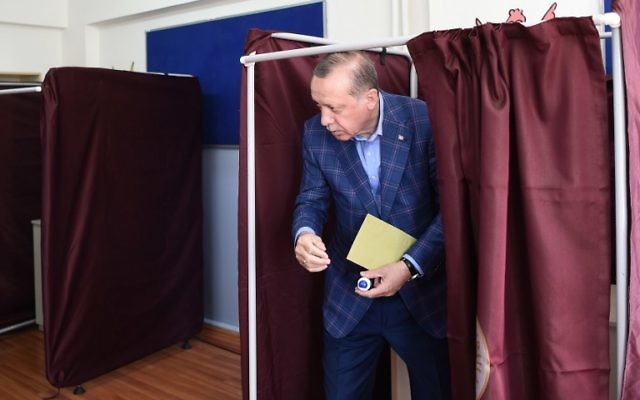 Le président turc Recep Tayyip Erdogan vote au référendum du 16 avril 2017, à Istanbul. (Crédit : Ozan Kose/AFP) Le président turc Recep Tayyip Erdogan vote au référendum du 16 avril 2017, à Istanbul. (Crédit : Ozan Kose/AFP)
