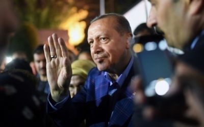 Le président turc Recep Tayyip Erdogan, au centre, pendant un rassemblement au siège de son parti, à Istanbul, suite à l'annonce des résultats du référendum du 16 avril 2017. (Crédit : Bulent Kilic/AFP)