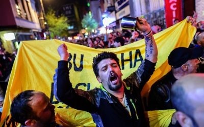 Manifestation des partisans du "non" au référendum turc à Istanbul, le 16 avril 2017. (Crédit : Yasin Akgul/AFP)