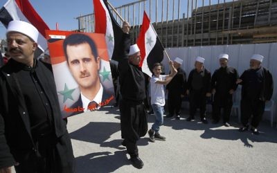 Des habitants druzes du Golan pendant une manifestation commémorant l'indépendance de la Syrie, à Massaadeh, le 17 avril 2017. (Crédit : Jalaa Marey/AFP)