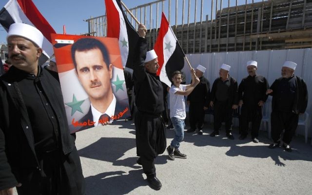 Des habitants druzes du Golan pendant une manifestation commémorant l'indépendance de la Syrie, à Massaadeh, le 17 avril 2017. (Crédit : Jalaa Marey/AFP)