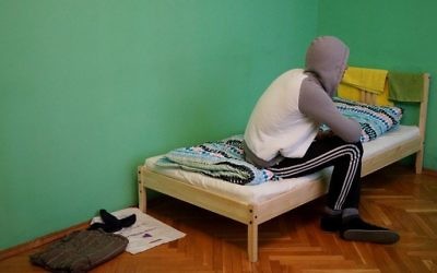 Un homosexuel tchétchène qui a fui les persécutions en Tchétchénie à Moscou, le 17 avril 2017. (Crédit : Naira Davlashyan/AFP)