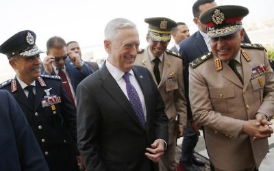 Sedki Sobhi, à droite, ministre égyptien de la Défense et son homologue américain James Mattis, au centre, à l'aéroport international du Caire, le 20 avril 2017. (Crédit : Jonathan Ernst/Pool/AFP)