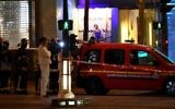 Les policiers bloquent l'accès aux Champs Elysées à Paris après une attaque terroriste, le 20 avril 2017. (Crédit : Ludovic Marin/AFP)