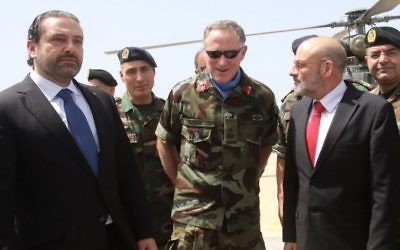 Le Premier ministre libanais Saad Hariri, à gauche, avec le commandant de la FINUL, le général irlandais Michael Beary, au centre, lors d'une visite au siège de la FINUL dans le sud du Liban, à Naqura, le 21 avril 2017. (Crédit : Mahmoud Zayyat/AFP)