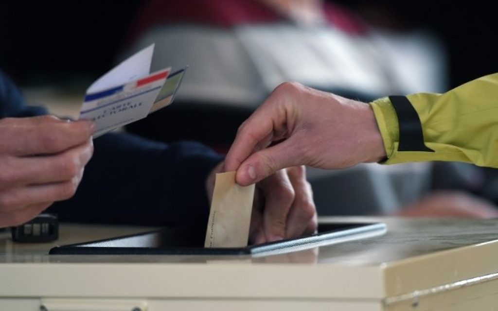 Vote dans un bureau de vote pour le premier tour des élections présidentielles françaises, à Strasbourg, le 23 avril 2017. (Crédit : Federick Florin/AFP)
