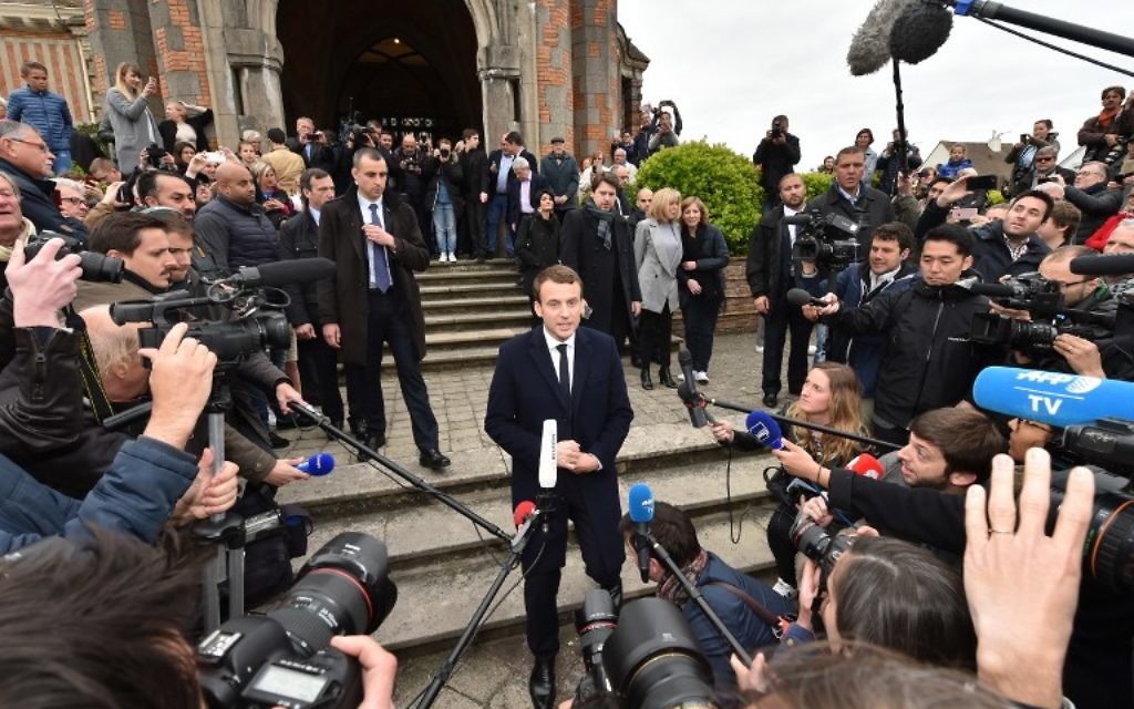 Emmanuel Macron à la sortie du bureau de vote pour le premier tour de l'élection présidentielle française, au Touquet, le 23 avril 2017. (Crédit : Philippe Huguen/AFP)