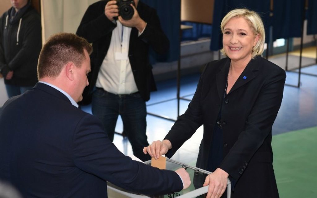 Marine Le Pen vote au premier tour de l'élection présidentielle française, à Hénin-Beaumont, dans le nord de la France, le 23 avril 2017. (Crédit : Alain Jocard/AFP)