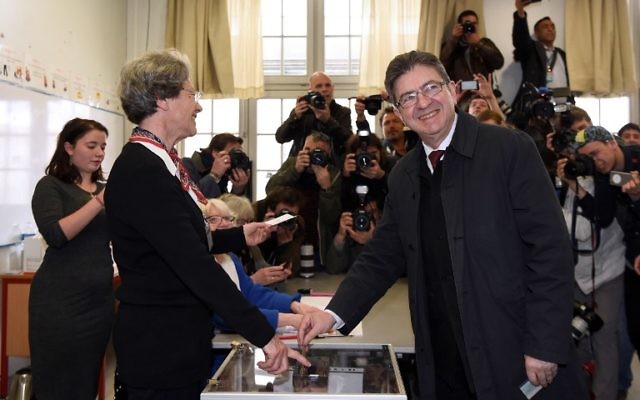 Jean-Luc Mélenchon vote au premier tour de l'élection présidentielle française, à Paris, le 23 avril 2017. (Crédit : Bertrand Guay/AFP) Jean-Luc Mélenchon vote au premier tour de l'élection présidentielle française, à Paris, le 23 avril 2017. (Crédit : Bertrand Guay/AFP)