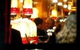 Le candidat à la présidentielle Emmanuel Macron avec l'économiste Jacques Attali, au restaurant La Rotonde le soir de la victoire au premier tour, à Paris, le 23 avril 2017. (Crédit : AFP PHOTO / GEOFFROY VAN DER HASSELT)
