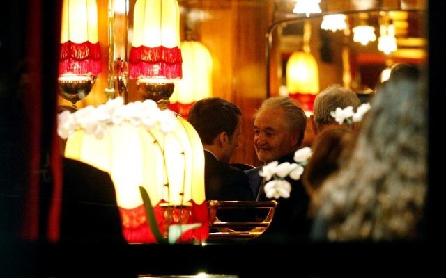 Le candidat à la présidentielle Emmanuel Macron avec l'économiste Jacques Attali, au restaurant La Rotonde le soir de la victoire au premier tour, à Paris, le 23 avril 2017. (Crédit : AFP PHOTO / GEOFFROY VAN DER HASSELT) Le candidat à la présidentielle Emmanuel Macron avec l'économiste Jacques Attali, au restaurant La Rotonde le soir de la victoire au premier tour, à Paris, le 23 avril 2017. (Crédit : AFP PHOTO / GEOFFROY VAN DER HASSELT)