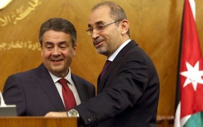 Ayman Safadi, le ministre jordanien des Affaires étrangères, à droite, avec son homologue allemand Sigmar Gabriel, à Amman, le 24 avril 2017. (Crédit : Khalil Mazraawi/AFP)