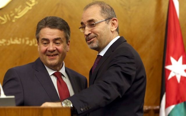 Ayman Safadi, le ministre jordanien des Affaires étrangères, à droite, avec son homologue allemand Sigmar Gabriel, à Amman, le 24 avril 2017. (Crédit : Khalil Mazraawi/AFP)