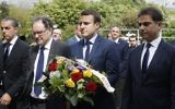 Emmanuel Macron, avec Mourad Franck Papazian, à droite, et Ara Toranian, 2e à gauche, pendant une cérémonie de commémoration du génocide arménien de 1915, à Paris, le 24 avril 2017. (Crédit : François Guillot/Pool/AFP)