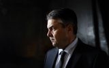 Sigmar Gabriel, ministre allemand des Affaires étrangères, à Yad Vashem, à Jérusalem, le jour de Yom HaShoah, le 24 avril 2017. (Crédit : Gali Tibbon/AFP)