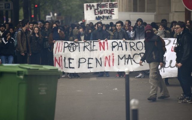 Les étudiants participant à une manifestation contre les résultats du premier tour de l'élection présidentielle française le 27 avril 2017 à Paris (Crédit : AFP PHOTO / Lionel BONAVENTURE) Les étudiants participant à une manifestation contre les résultats du premier tour de l'élection présidentielle française le 27 avril 2017 à Paris (Crédit : AFP PHOTO / Lionel BONAVENTURE)