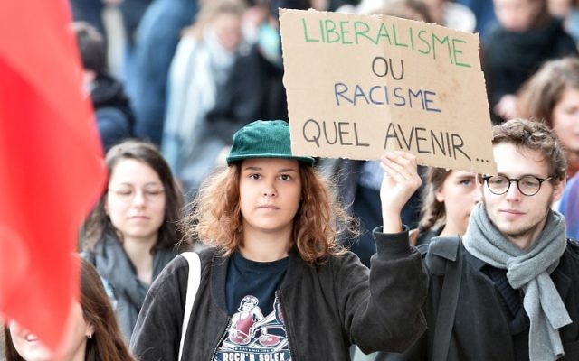 Une manifestante tenant une pancarte qui dit « le libéralisme ou le racisme. Quel avenir ...» lors d'une manifestation pour dénoncer les résultats du premier tour de l'élection présidentielle française le 27 avril 2017 à Rennes, en France (Crédit : AFP PHOTO / JEAN-FRANCOIS MONIER) Une manifestante tenant une pancarte qui dit « le libéralisme ou le racisme. Quel avenir ...» lors d'une manifestation pour dénoncer les résultats du premier tour de l'élection présidentielle française le 27 avril 2017 à Rennes, en France (Crédit : AFP PHOTO / JEAN-FRANCOIS MONIER)