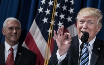 Le président américain Donald Trump s'exprime avant la signature d'un décret présidentielle au département américain des Affaires des vétérans le 27 avril 2017 à  Washington, DC. (Crédit : AFP/Brendan Smialowski)