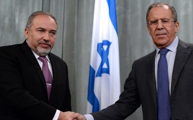 Avigdor Liberman, à gauche, avec le ministre russe des Affaires étrangères Sergueï Lavrov, à Moscou, le 26 janvier 2015. (Crédit : Vasily Maximov/AFP)