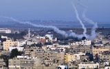Des nuages de fumée tracent le parcours de missiles palestiniens tirés depuis le nord-est de Gaza le 21 août 2014 (Crédit : AFP/ROBERTO SCHMIDT)