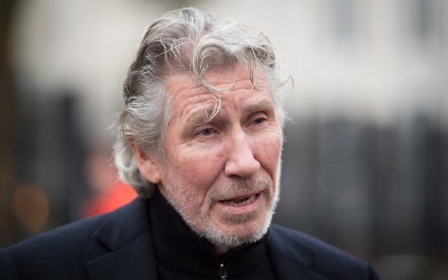Roger Waters, ancien du groupe britannique Pink Floyd, devant l'ambassade américaine de Londres, le 13 février 2015. (Crédit : Leon Neal/AFP) Roger Waters, ancien du groupe britannique Pink Floyd, devant l'ambassade américaine de Londres, le 13 février 2015. (Crédit : Leon Neal/AFP)