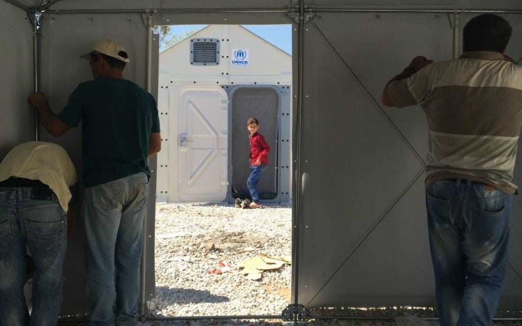 Des hommes assemblent 'Better Shelter', ces refuges temporaires financés par Ikea et utilisés dans les zones touchées par les catastrophes naturelles (Autorisation : Musée d'art de Tel Aviv) Des hommes assemblent 'Better Shelter', ces refuges temporaires financés par Ikea et utilisés dans les zones touchées par les catastrophes naturelles (Autorisation : Musée d'art de Tel Aviv)