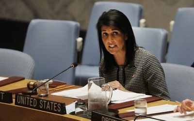 Nikki Haley, ancienne ambassadrice des Etats-Unis à l'ONU, pendant une réunion du Conseil de sécurité sur la situation au Moyen-Orient à New York, le 12 avril 2017. (Crédit : Spencer Platt/Getty Images/AFP)