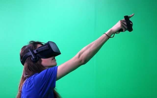 Adriana Ojeda utilise un Oculus pendant la Conférence Facebook F8 pour les développeurs à San Jose, Californie, le 18 avril 2017. (Crédit : Justin Sullivan/Getty Images/AFP)
