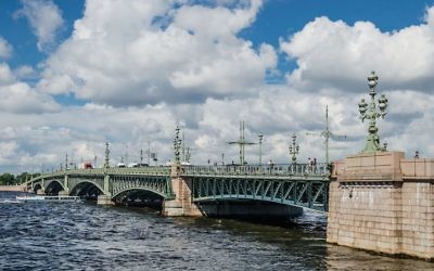 Le Pont de la Trinité sur la Néva, à Saint-Petersbourg. Illustration. (Crédit : Alex 'Florstein' Fedorov/CC BY-SA 4.0/WikiCommons)