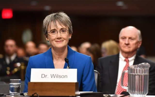 Heather Wilson, nommée à la direction du département de l'armée de l'air du Pentagone, devant le Sénat américain, à Washington D.C., le 30 mars 2017. (Crédit : U.S. Air Force/Scott M. Ash)
