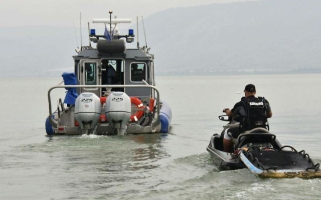 Les polices et les secours tentent de retrouver trois jeunes hommes qui ont disparu au lac de Tibériade, le 13 avril 2017. (Crédit : porte-parole de la police) Les polices et les secours tentent de retrouver trois jeunes hommes qui ont disparu au lac de Tibériade, le 13 avril 2017. (Crédit : porte-parole de la police)